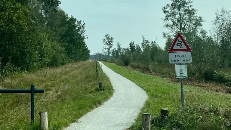 Unieke verkeersborden die je alleen in gemeente Deurne ziet; ‘Pas op! Gladde slangen’