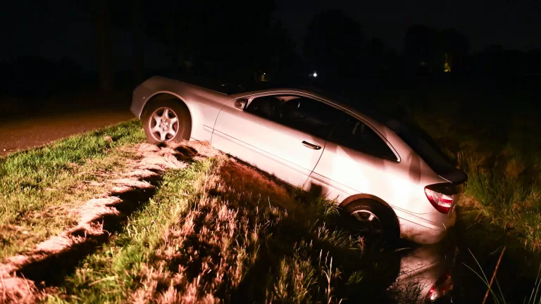 Auto belandt in sloot aan Wilgenroosweg in Liessel; bestuurder spoorloos