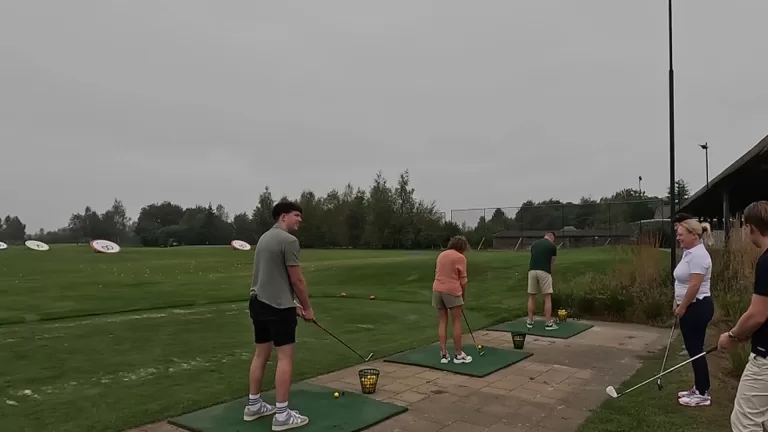 [VIDEO] Deurne Golft brengt beginners en kampioenen samen: ‘Het is een heel sociale sport’