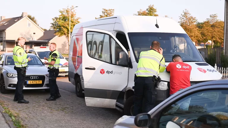 Man zonder geldig rijbewijs in zwaar beschadigde bestelbus van weg gehaald in Deurne