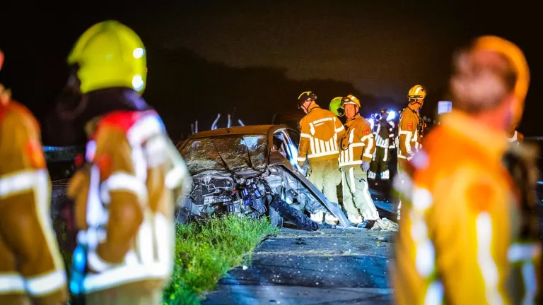 Zwaargewonde bij ernstig ongeluk op A67 ter hoogte van Liessel; personenauto en bestelbus botsen op elkaar