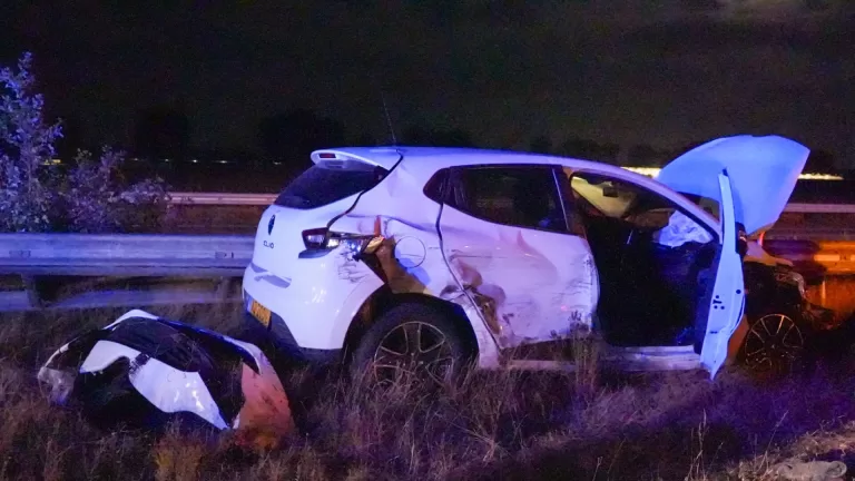 Personenauto op A67 slaat ter hoogte van Helenaveen over de kop na botsing met bestelbus