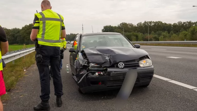 Personenauto klapt achterop vrachtwagen ter hoogte van Liessel op A67