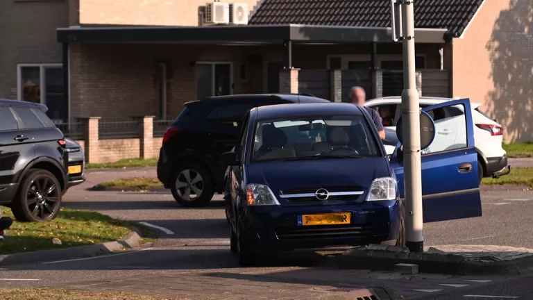 Twee auto’s botsen tegen elkaar op hoek Houtenhoekweg en Zandbosweg in Deurne