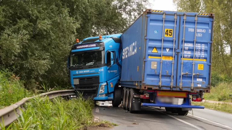 Vrachtwagen schaart op N279; weg tussen Helmond en Beek en Donk afgesloten