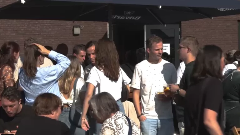 [VIDEO] Oud-leerlingen Peellandcollege halen herinneringen op bij reünie en krijgen les van oud-leraren