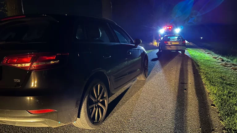 Politie in Deurne treft beschonken Belg aan in voertuig met twee lekke banden; man zat jointje te roken