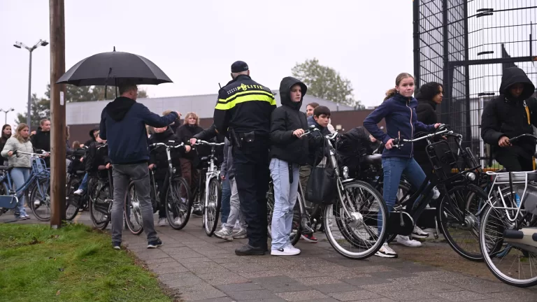 Grote controle bij middelbare scholen; veel scholieren in Deurne hebben fietsverlichting op orde