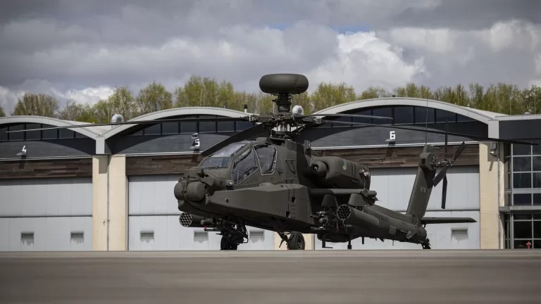 Defensie oefent met Apache gevechtshelikopters boven de Peel