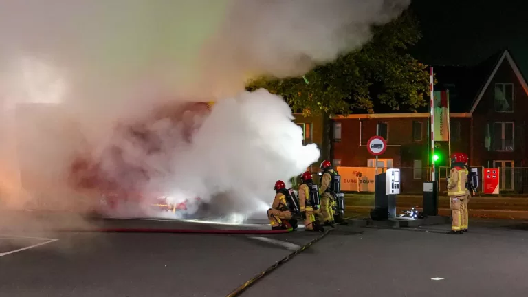 Grote rookontwikkeling bij brand in oliebollen- en gebakkraam aan Lagekerk in Deurne