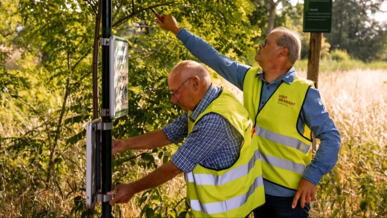 Vrijwilligers controleren en herstellen paaltjes en bordjes van routenetwerk in Deurne