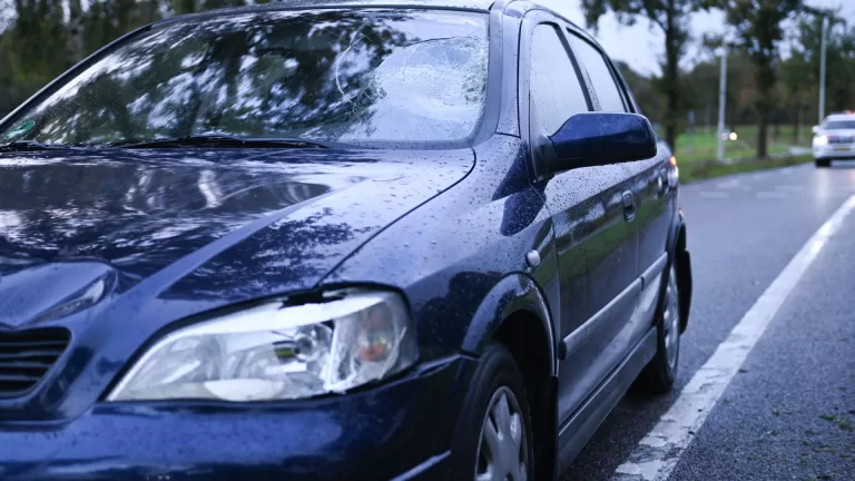 Fietsster geschept door auto op Bakelseweg in Deurne