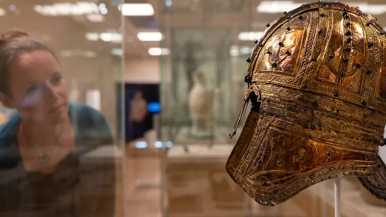 Wetenschappers buigen zich over verhalen rond Gouden Peelhelm tijdens symposium in Helenaveen