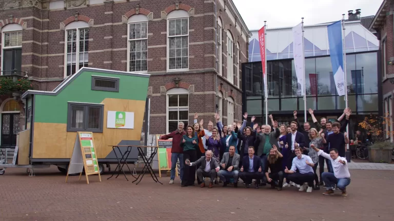 Wethouders van 19 gemeenten geven aftrap op Markt in Deurne voor isolatieproject in Zuidoost Brabant