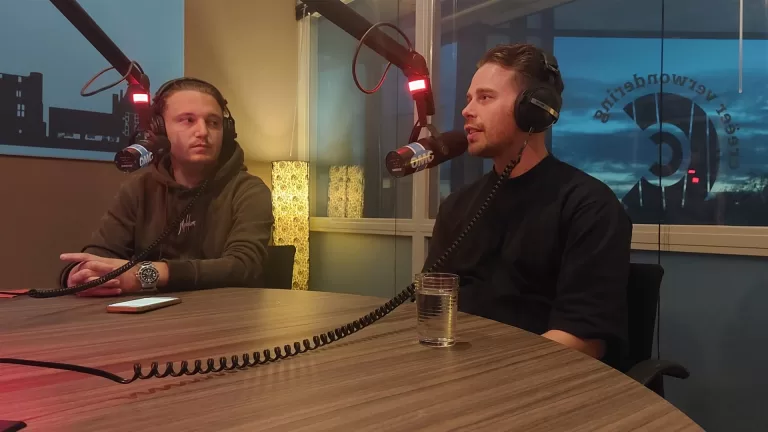 Voetbalpodcast Magische Spons voelt trainer Patrick Cissen aan de tand: ‘Scoort binnen en buiten het veld’