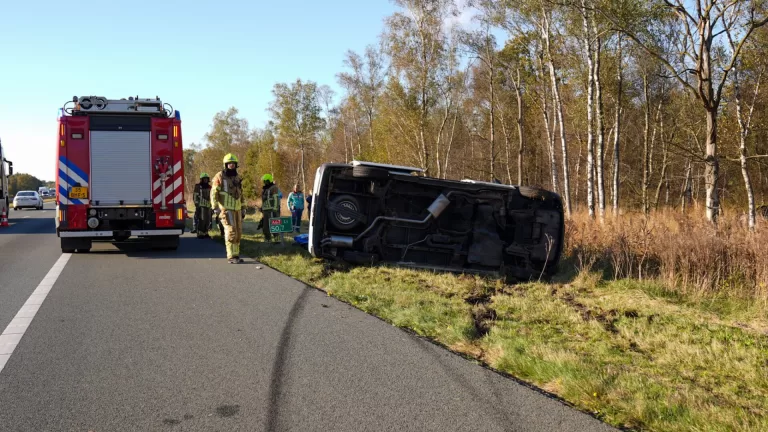 Busje met Duitse muzikanten raakt van de weg op A67 in Liessel en belandt op zijn kant