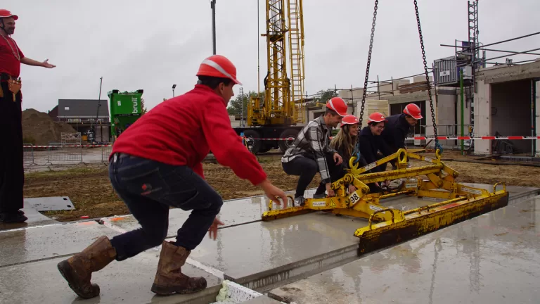 Bouw woningen Tasveld officieel van start; laatste stukje Deurnese Spoorzone krijgt invulling