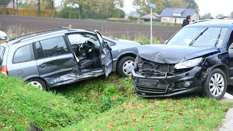 Twee auto’s botsen tegen elkaar op Walsbergseweg in Deurne