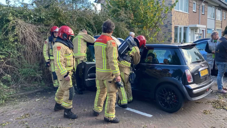 Voorbijganger ziet rook in auto in Chopinstraat en alarmeert brandweer