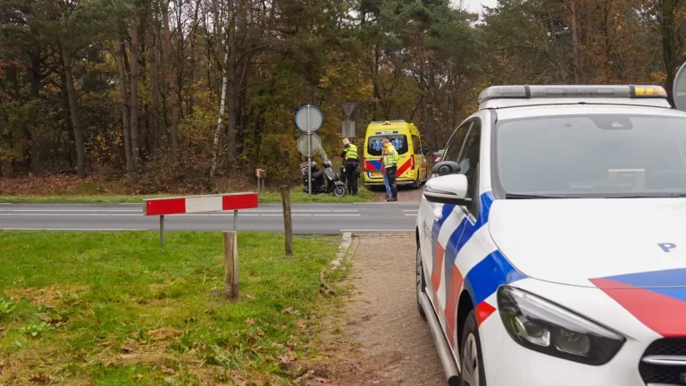 Scooterrijder komt in botsing met auto bij oversteken N279 bij Vlierden