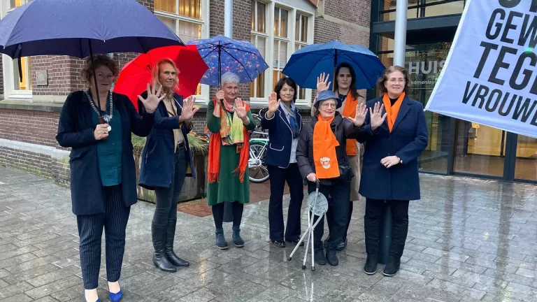 Orange the World-vlag wappert bij Huis voor de Samenleving in Deurne; ‘Stop geweld tegen vrouwen’