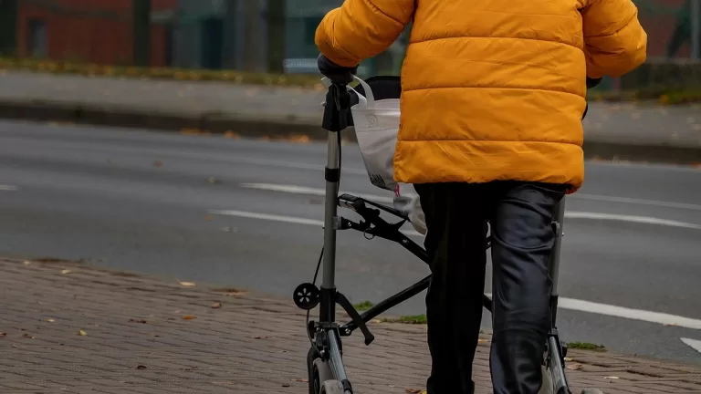 Politie Deurne zoekt getuigen van poging tot beroving van vrouw met rollator