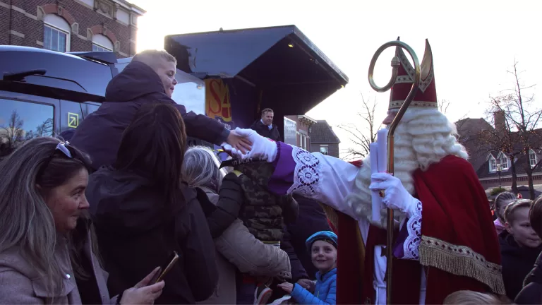 [VIDEO] Sinterklaas onder stralende zon verwelkomd in Deurne en Zeilberg