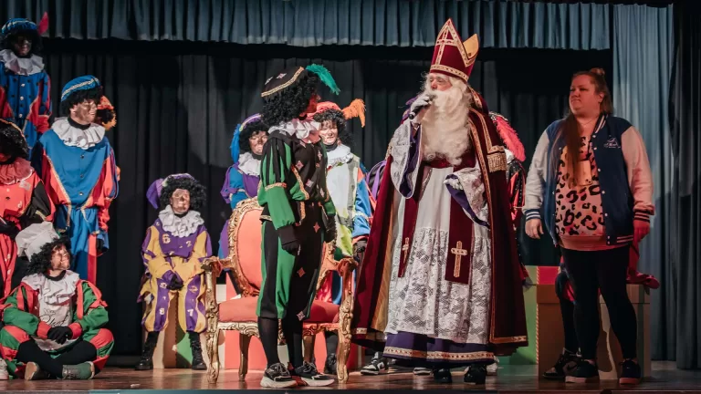 Sint en Pieten worden verwelkomd in Sint Jozefparochie, Helenaveen, Liessel, Neerkant en Vlierden