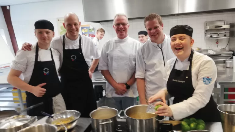 Chefkoks en scholieren maken succes van tweede editie Deurnese Wereldmaaltijd