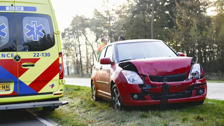 Drie auto’s klappen op elkaar bij kop-staartbotsing op Helmondsingel in Deurne