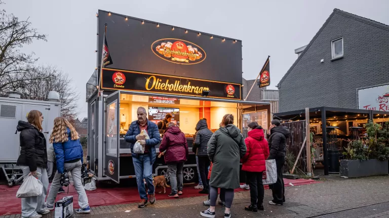 Deurnese Molenstraat favoriete plek van ondernemer Jacky Leander waar hij jaarlijks met oliebollenkraam neerstrijkt