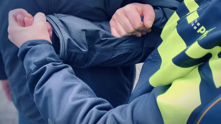 Politie houdt drie personen aan in Helenaveen op verdenking van diefstal: ‘Inbrekerswerktuig aangetroffen’