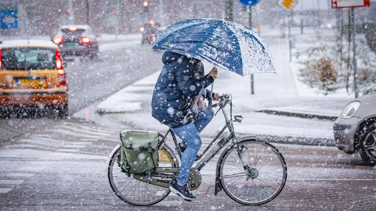 KNMI geeft code oranje voor groot deel van Nederland vanwege sneeuw en gladheid