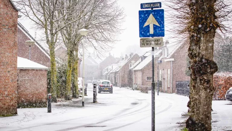 Wel of niet je stoep sneeuwvrij maken; jurist adviseert ‘Doe het goed of helemaal niet’