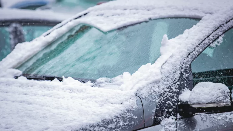 Rijkswaterstaat waarschuwt voor drukke ochtendspits door zware sneeuwval: ‘Werk woensdag thuis als dit kan’