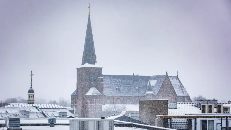 KNMI kondigt code geel aan; vanaf zondagmiddag gladheid door sneeuw