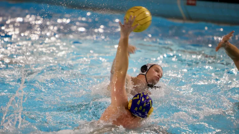 Deurnes waterpoloteam DZT’62 wint van BZ&PC in doelpuntenrijk duel