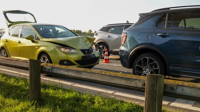 Kop-staartbotsing met twee auto’s bij verkeerslichten op N270 in Deurne