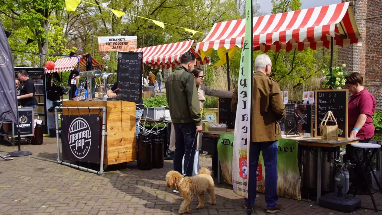 Bierliefhebbers uit hele regio proeven sfeer en ambachtelijk gerstenat bij Lekker Ding Festival in Deurne