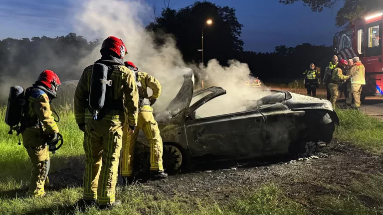 Auto brandt volledig uit in buitengebied Bakel; politie onderzoekt zaak verder