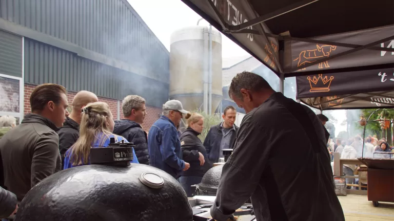Bezoekers jubileumviering Streeckhuys proeven van het boerenleven en lokale producten