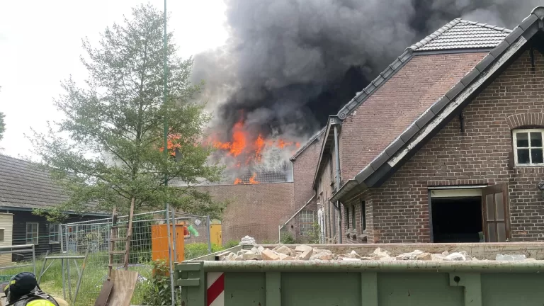 Veel rookontwikkeling bij zeer grote brand in Helenaveen
