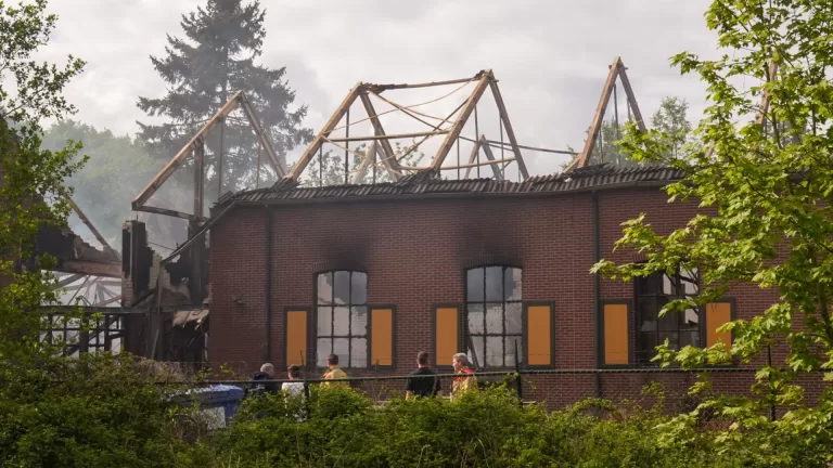 Asbestdeeltjes bij zeer grote brand in Helenaveen alleen in pand zelf vrijgekomen