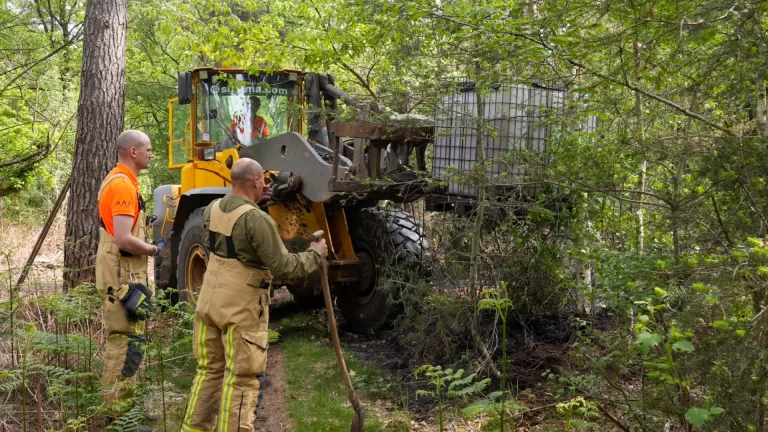 Brandweer druk met blussen van meerdere natuurbranden in bosgebied tussen Vlierden en Liessel