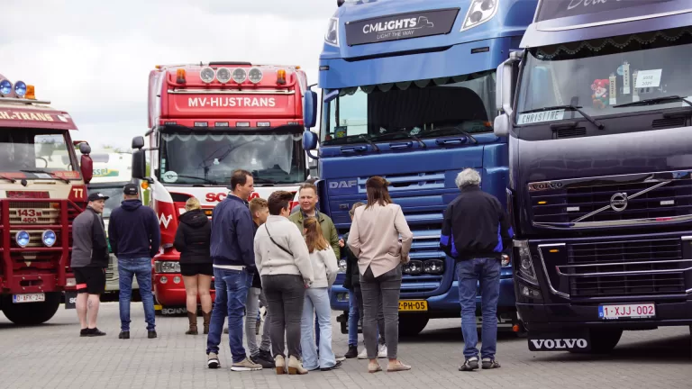Blinkend chroom van moderne tot klassieke trucks trekt veel bekijks bij chauffeursdag Peeltruckers