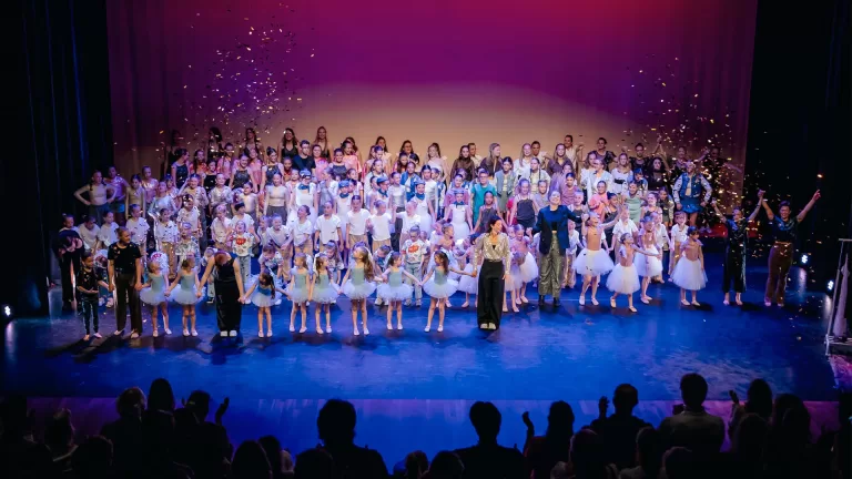 Dansers maken indruk met shows vol glitter en glamour in Cultuurcentrum Deurne