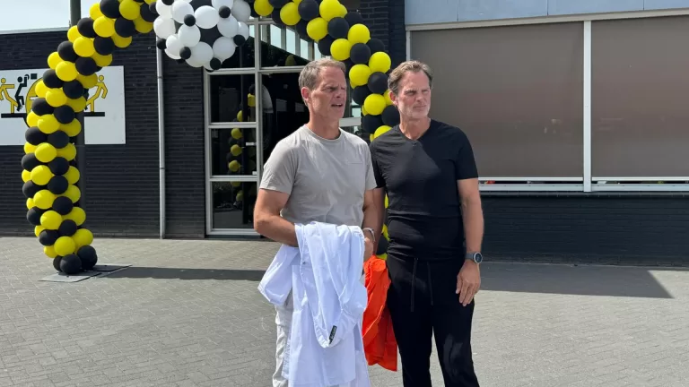 [VIDEO] Frank en Ronald de Boer brengen als keurmeesters bezoek aan Zeilberg om ZSV-sfeer te proeven