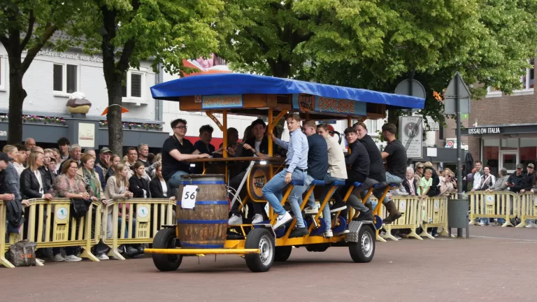 Rode loper rolt uit op Markt in Deurne voor eindexamenkandidaten Hub van Doornecollege