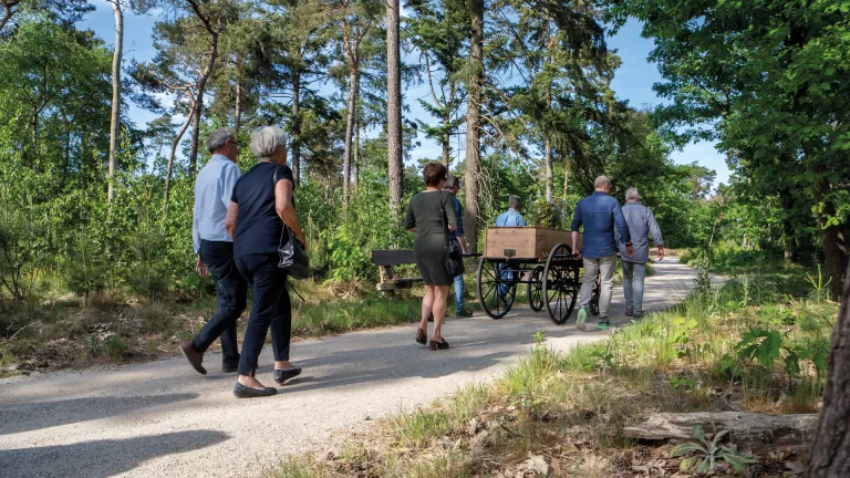 Activiteitenweek van start bij Hoeve Ruth in Vlierden; natuurbegraafplaats viert vijfjarig bestaan