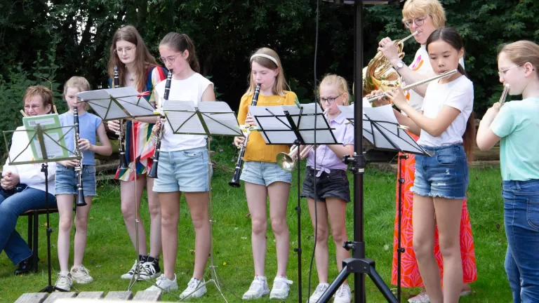 Jeugd KHD luidt zomer in met openluchtconcert in tuin van De Ossenbeemd